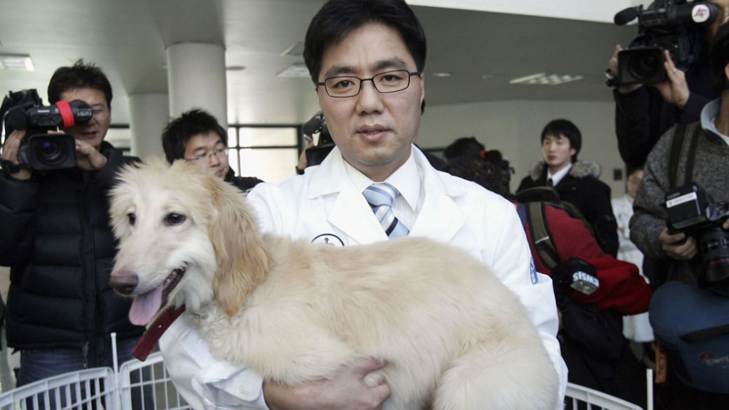 Lee Byeong-Chun apresenta cadela clonada