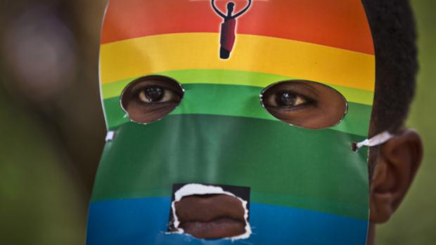 Manifestante participa de protesto no Quênia contra o endurecimento das penas contra gays em Uganda