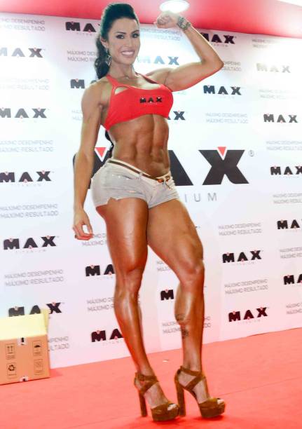 Gracyanne Barbosa exibe músculos em feira em São Paulo