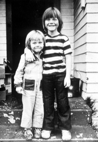 <p>Leonardo DiCaprio (à esquerda) com o irmão, Adam Ferrer, em 1978.</p>