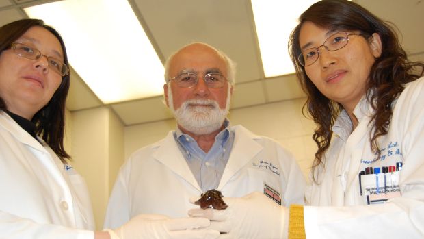 Neurocientistas do Centro de Saúde e Ciência da Universidade do Texas utilizam lesmas-do-mar para estudar a memória. Da direita para a esquerda: Yili Zhang, Jack Byrne e Rong-Yu Liu