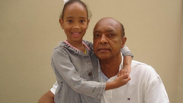 Letícia e o pai Manoel Oliveira da Silva. Aos 5 anos, a criança já cursa o ensino fundamental