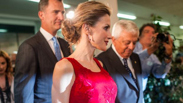 A princesa Letizia de Espanha participa de jantar organizado pela Câmara de Comércio de Sevilha no dia 20 de maio de 2014