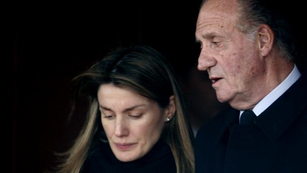 O rei Juan Carlos e Letizia deixam a capela depois da cremação da irmã da princesa, encontrada morta em seu apartamento em Madri (8/2/2007)