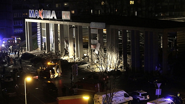 Equipes de resgate buscam sobreviventes após queda do telhado de supermercado na Letônia