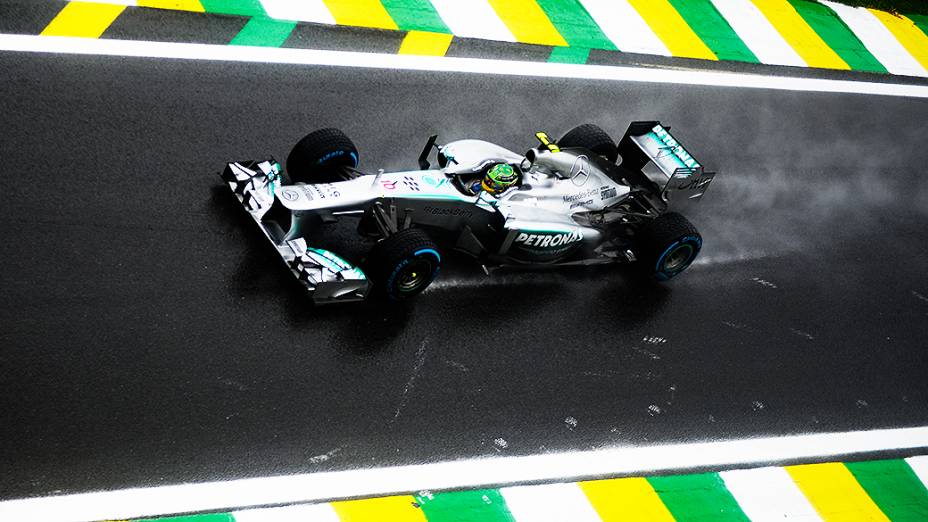 Lewis Hamilton entra na pista para fazer volta classificatória no circuito de Interlagos, em São Paulo