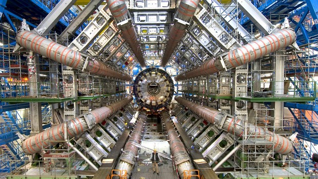 O ATLAS é um dos maiores detectores do LHC. Junto com o CMS, outro grande detector, ele pretende definir se o bóson de Higgs existe