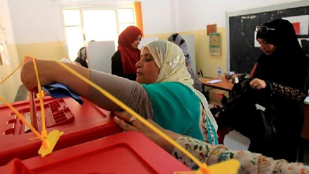 Mulher líbia vota em Bengasi para eleger Congresso Geral Nacional, que deverá nomear um novo governo e especialistas para escrever a nova Constituição; após quase meio século de ditadura no país