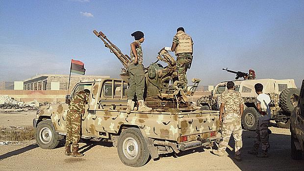 Membros do Exército líbio em Bengasi