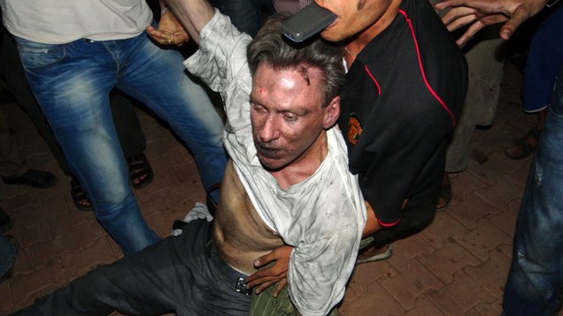 Civis líbios ajudam um homem que, segundo testemunhas, seria o diplomata americano J. Christopher Stevens, logo após o ataque em Benghaz