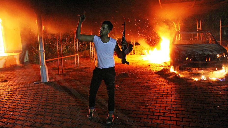 Consulado dos Estados Unidos em Benghazi, na Líbia, em chamas na madrugada desta quarta-feira. O embaixador dos Estados Unidos na Líbia, J. Christopher Stevens, e três funcionários americanos morreram no ataque