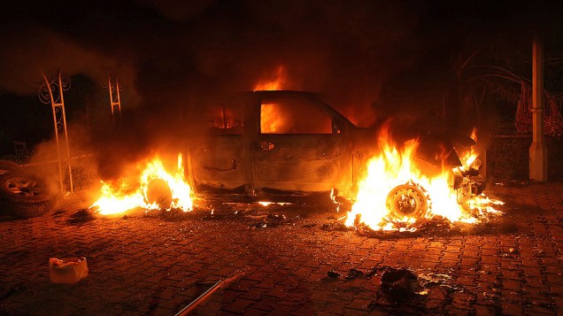 Consulado dos Estados Unidos em Benghazi, na Líbia, em chamas na madrugada desta quarta-feira. O embaixador dos Estados Unidos na Líbia, J. Christopher Stevens, e três funcionários americanos morreram no ataque
