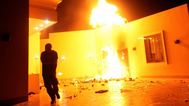 Chamas tomam conta do consulado americano em Benghazi. O embaixador dos Estados Unidos na Líbia, J. Christopher Stevens, e três funcionários americanos morreram no ataque