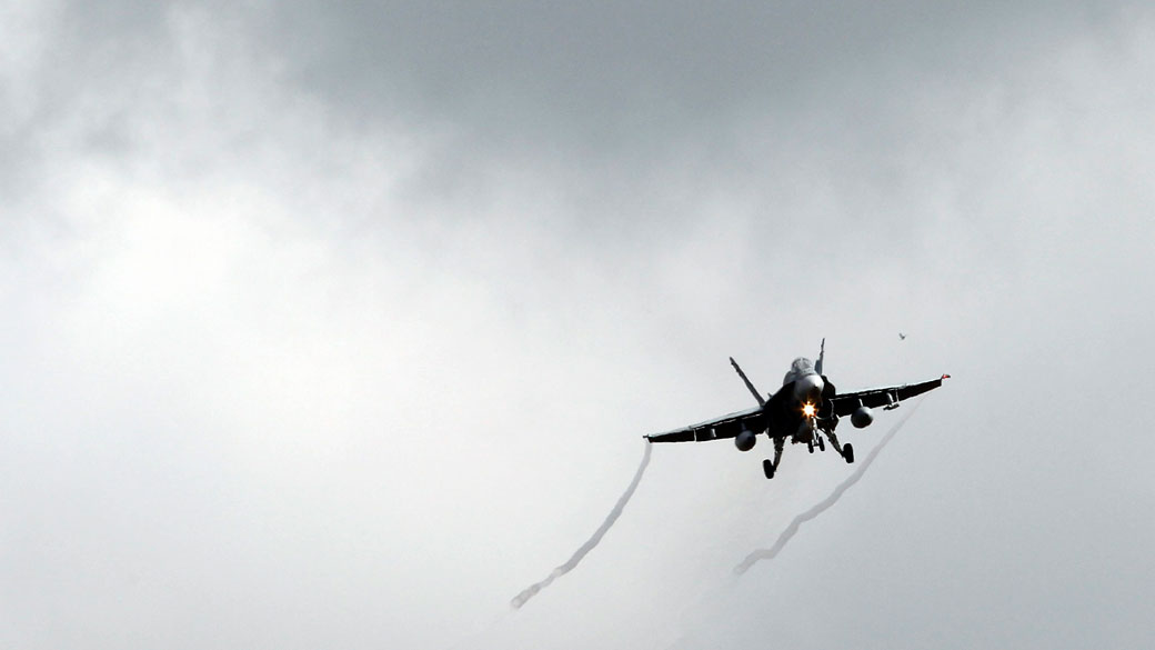 Caça canadense CF-18A sobrevoa a base aérea de OTAN em Trapani, na Itália