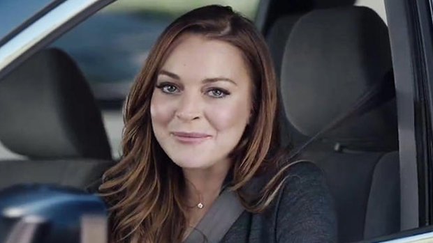 Lindsay Lohan em comercial de empresa de seguro de carro
