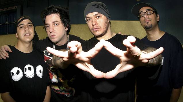 Heitor Gomes (baixo), Thiago Castanho (guitarra), Chorão (vocal) e Pinguim (beatbox) da banda Charlie Brown Jr., em 2005