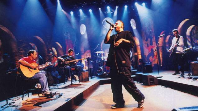 Chorão, do Charlie Brown Jr., cantando no show Acústico MTV Charlie Brown Jr., em 2003