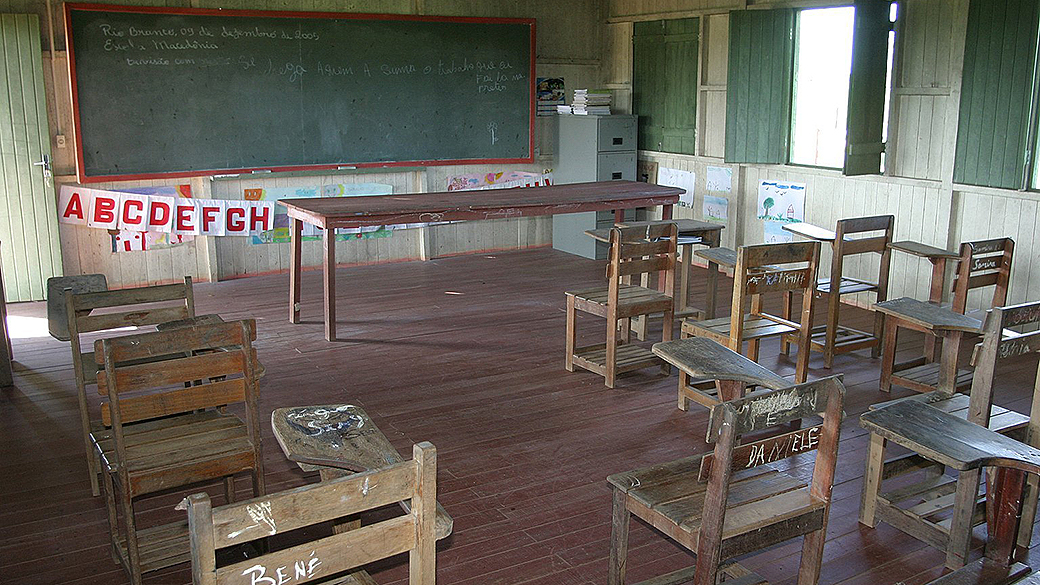 Sala de aula vazia em escola no interior do Acre