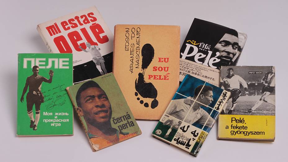 Objetos do acervo pessoal de Pelé no livro As joias do rei, de Celso de Campos Jr.