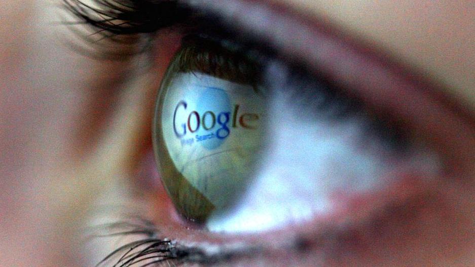 O logotipo do Google refletido no olho de uma mulher