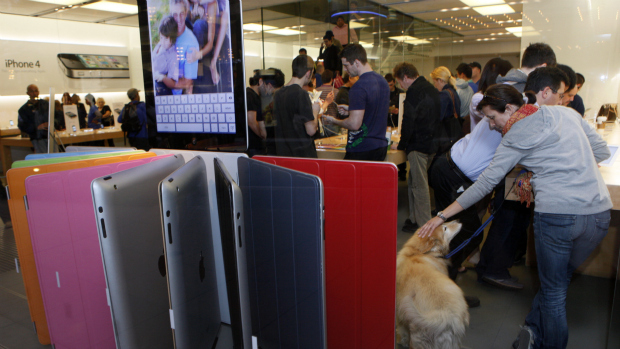 Dentro da Apple Store, Compras em Nova York, EUA — Fotografia de