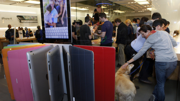 Consumidores lotam loja da Apple em Los Angeles para comprar iPad 2
