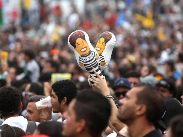 Bonecos da presidente Dilma Rousseff são visto no meio da multidão no Festival Lollapalooza 2016, em São Paulo