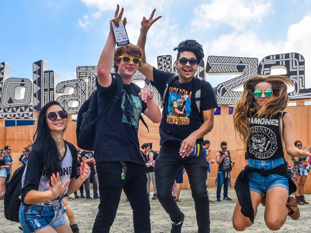 Público chega para o primeiro dia do Festival Lollapalooza, no Autódromo de Interlagos