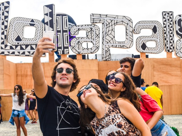 Público chega para o primeiro dia do Festival Lollapalooza, no Autódromo de Interlagos