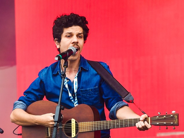 O cantor Helio Flanders faz uma participação especial no show da banda Maglore, no segundo dia do Festival Lollapalooza 2016, em São Paulo