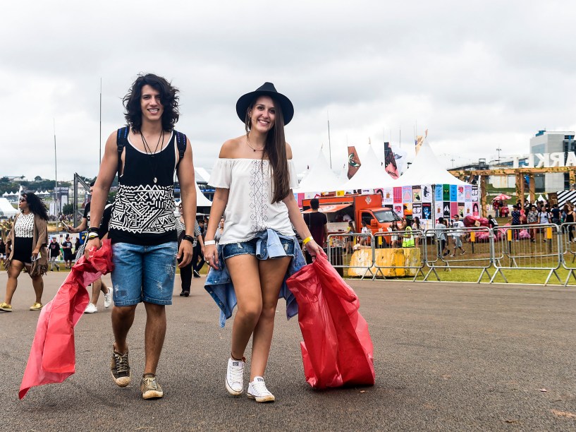 Público participa de ação no Lollapalooza 2016, que troca sacos com lixo recolhido no evento, por camisetas.