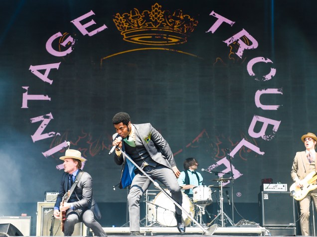 A banda Vintage Touble anima o público no primeiro dia do Lollapalooza 2016, em São Paulo