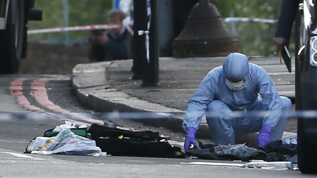 Policial recolhe provas no local do atentado em Woolwich, Londres