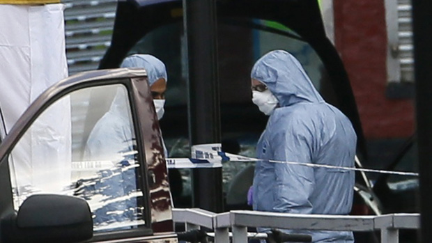 Equipe de investigação atua no local onde soldado foi atacado em Woolwich, Londres