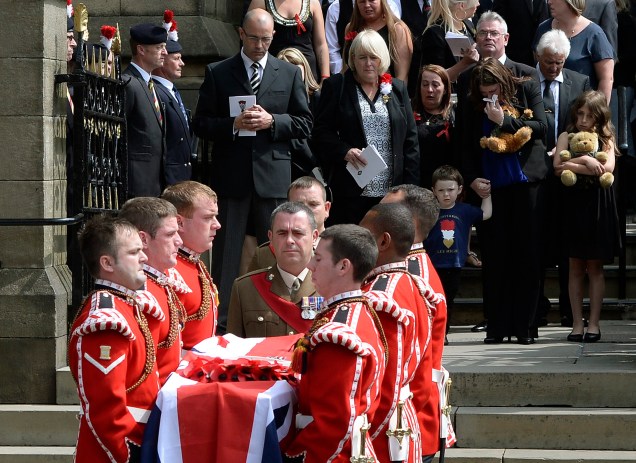 O caixão do fuzileiro Lee Rigby é levado por membros do seu regimento após seu funeral na igreja paroquial em Bury, norte da Inglaterra