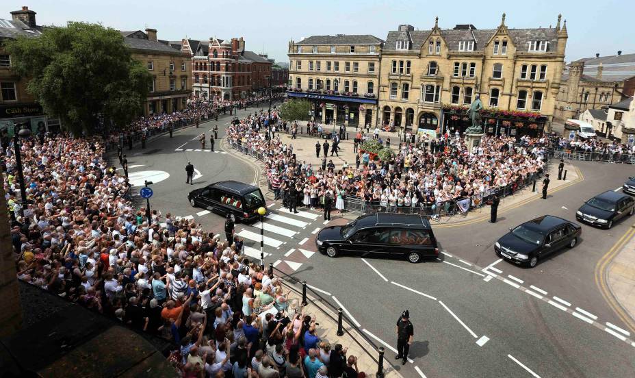 Cortejo fúnebre levando o caixão do fuzileiro Lee Rigby na saída da igreja paroquial em Bury, norte da Inglaterra