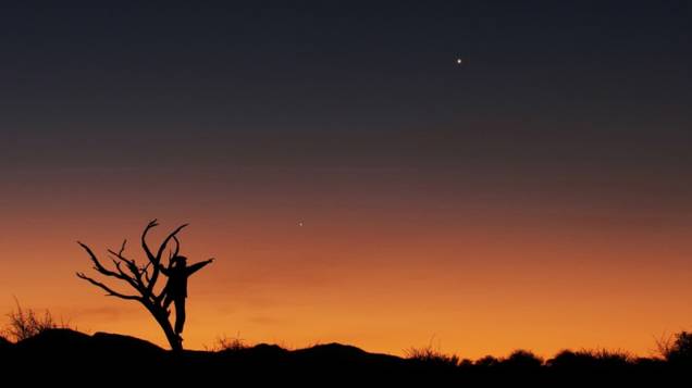 <p>Pôr-do-Sol na Savana africana, mostrando o alinhamento de Júpiter, Vênus e Mercúrio em junho de 2013. Os tons dourados do céu e o homem na árvore estão direcionados para Júpiter</p>