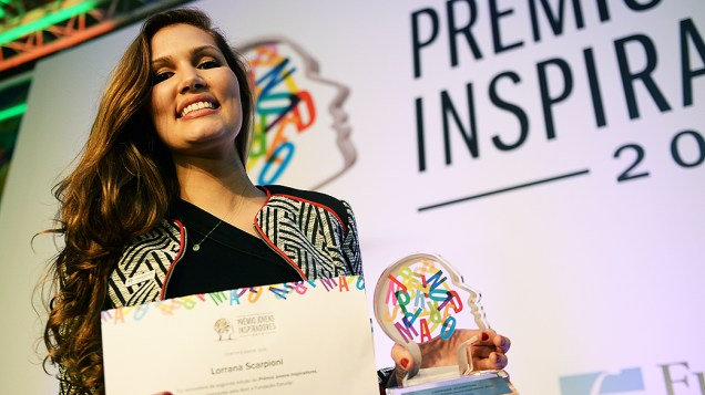 Lorrana Scarpioni mostra o troféu de vencedora do Prêmio Jovens Inspiradores