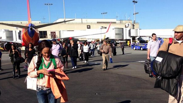 Passageiros evacuam aeroporto de Los Angeles