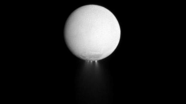 Imagem feita pela sonda Cassini mostra jatos d'água saindo de Encélado