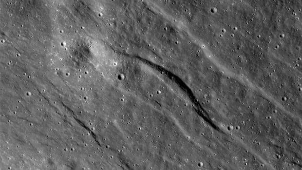O maior dos vales detectados na Lua: 500 metros de largura e quase 20 metros de profundidade