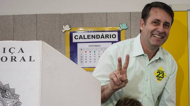 O candidato a prefeito de Vitória (ES), Luciano Rezende (PPS), comparece para votar no Colégio São Domingos em Bento Ferreira
