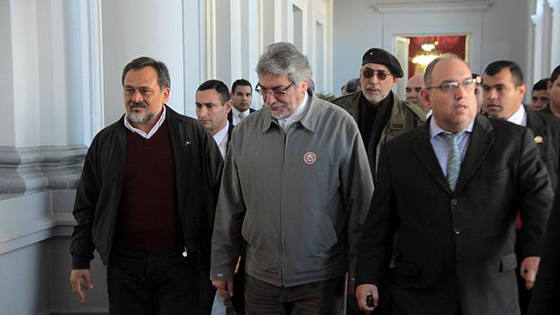 Presidente paraguaio Fernando Lugo deixa o palácio presidencial em Assunção Presidente paraguaio Fernando Lugo deixa o palácio presidencial em Assunção