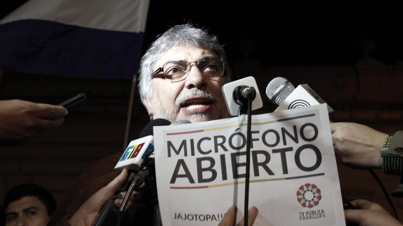 Fernando Lugo reaparece em frente à TV Pública paraguaia