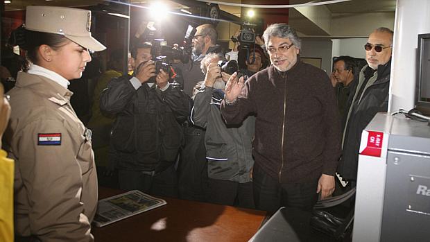 Lugo chega à sede do Ministério Público, em Assunção, para depoimento