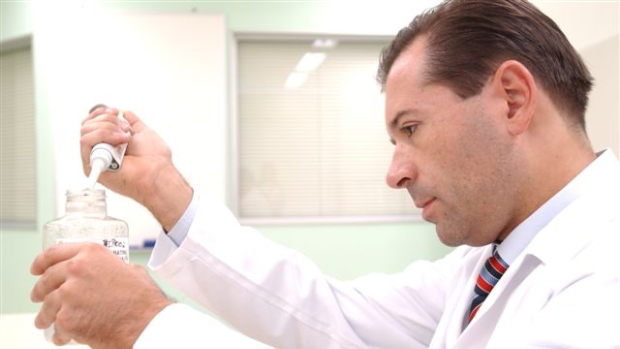 O cirurgião cardíaco Luiz César Guarita durante a pesquisa: extrato de soja provou ser benéfico no tratamento do infarto do miocárdio