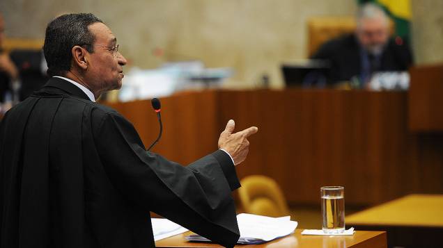 O advogado de Roberto Jefferson, Luiz Francisco Barbosa, faz a sua sustentação oral