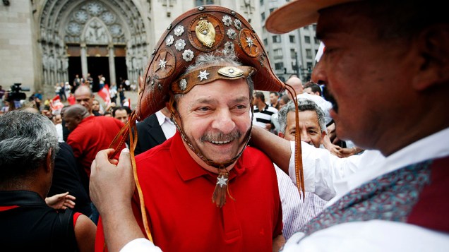 Luiz Inácio Lula da Silva recebe chapéu em evento com Fernando Haddad no centro de SP, em 05/10/2012