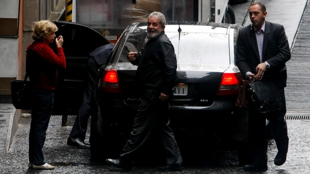 O ex-presidente Luiz Inácio Lula da Silva chega ao hospital para primeira sessão de quimioterapia