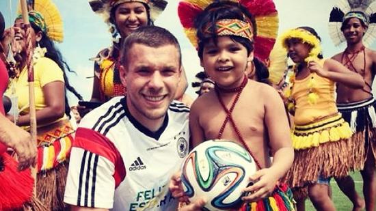 No litoral baiano, Lukas Podolski brincou com comunidade indígena durante a Copa